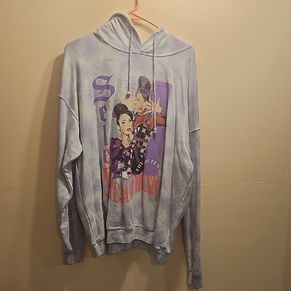 Lavender Graphic Pullover Hoodie - Women’s Icon Print Selena